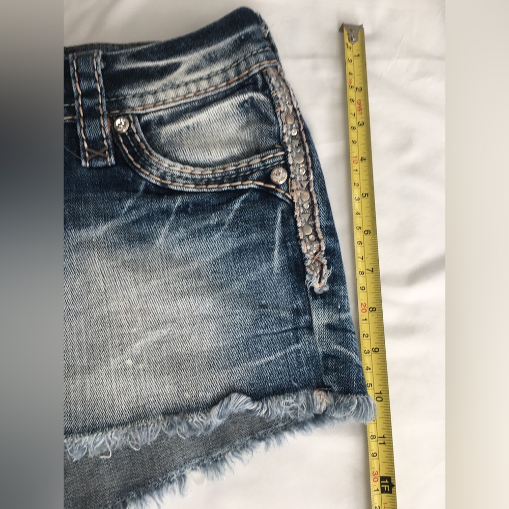 EUC Rock Revival Raven 27 heavily embroidered/embellished jean shorts. - Picture 6 of 13